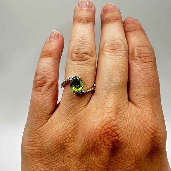 NWOT 7x9mm oval cut Peridot w/ accent cz diamonds all in sterling silver, ring! - Picture 4 of 11
